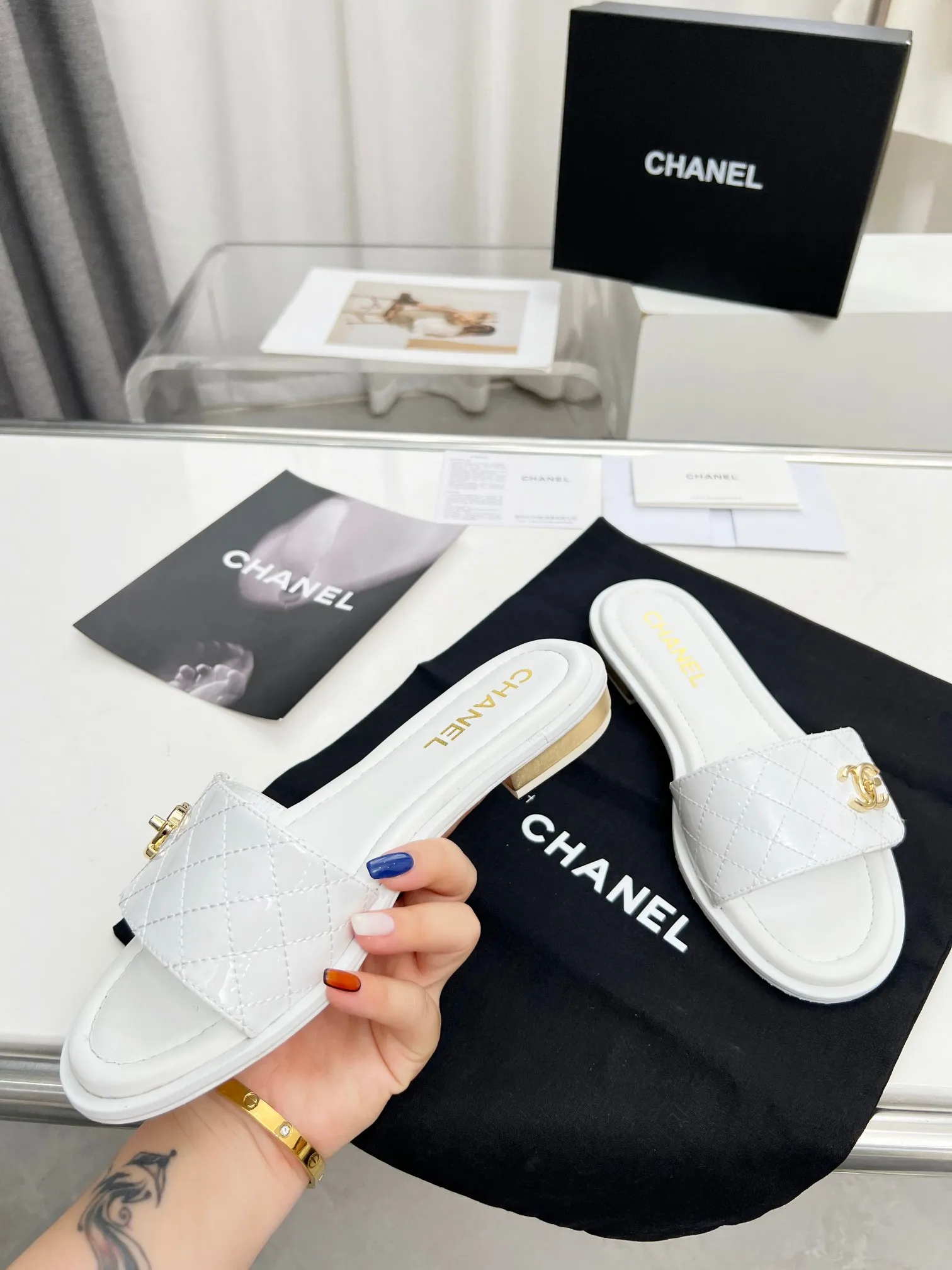 👟👟Ex-factory price 400👟👟 Genuine leather outsole Chanel24👟👟Ex-factory price Chanel 2024 spring and summer new Mier slippers, a summer must-have, goddess series, with the elegant and ladylike temperament of the Chan family, super durable and irresistible. The upper is made of original molded hardware buckles and electric embroidery, and the sheepskin lining is soft and comfortable. 🇮🇹 ▪️Size: 35-41
